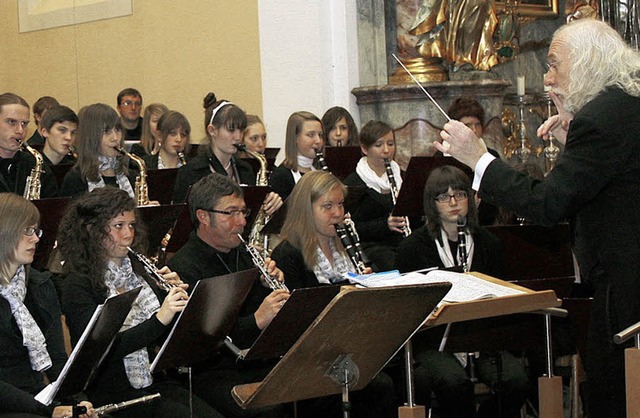 Konzentration bei Dirigent und Musiker...m Samstag in der Katholischen Kirche.   | Foto: Heidi Fssel
