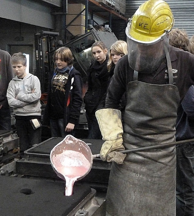 Die Verarbeitung von flssigem Metall lernten die Schler hautnah kennen.   | Foto: BZ