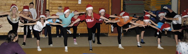 Grazile Weihnachtsfrauen &#8211; passe...rsentierte der Nachwuchs sein Knnen   | Foto: SEDLAK