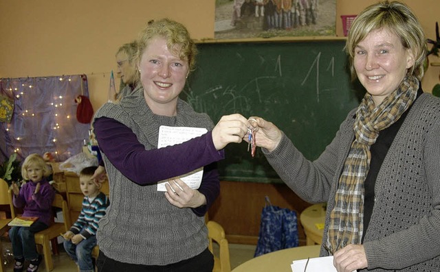 Sonja Schwemberger (links) berreicht ...sschlssel zum Kindergarten Hsingen.   | Foto: vera winter