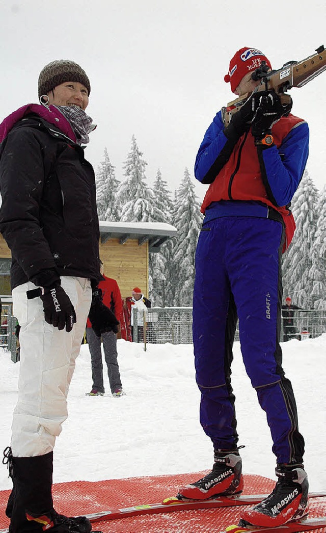 Die zweifache Biathlon-Bronzemedaillen...b auch gern Autogramme auf die Skier.   | Foto: Felix Held