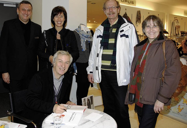 Peter Gaymann (sitzend)  signierte am ...ber den Anklang, den die Aktion fand.   | Foto: SEDLAK