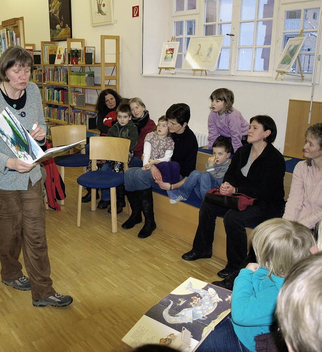 Karin Bioly bei der Bchertaufe in der Bibliothek Brombach.   | Foto: Schleer