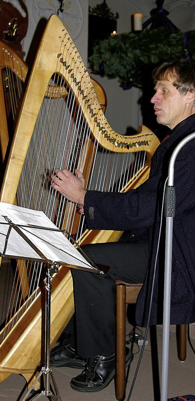 Tom Daun begeisterte an der Harfe wie auch als Snger von Christmas Carols.   | Foto: ernst h. bilke