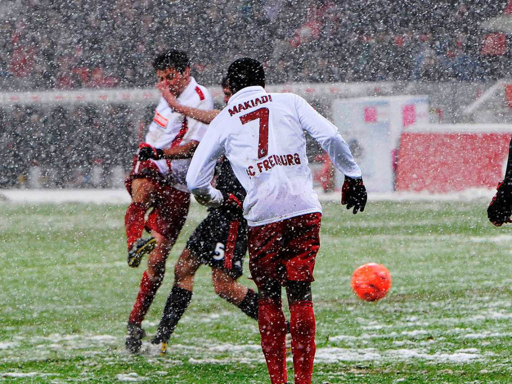 Der SC Freiburg holt im Leverkusener Schneegestöber ein 2:2-Unentschieden. Der SC Freiburg holt im Leverkusener Schneegestöber ein 2:2-Unentschieden.