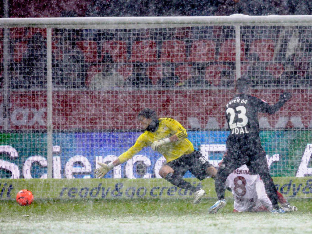 Der SC Freiburg holt im Leverkusener Schneegestöber ein 2:2-Unentschieden. Der SC Freiburg holt im Leverkusener Schneegestöber ein 2:2-Unentschieden.