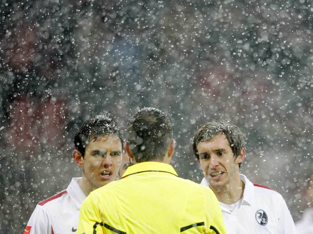 Der SC Freiburg holt im Leverkusener Schneegestöber ein 2:2-Unentschieden. Der SC Freiburg holt im Leverkusener Schneegestöber ein 2:2-Unentschieden.