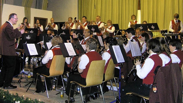 Der Musikverein Wagenstadt beim Adventskonzert in der Festhalle.  | Foto: Ute Schler