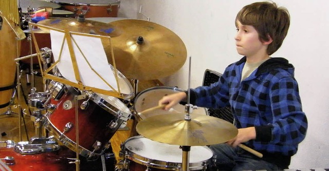 Der junge Lukas Michelfelder lsst es am Schlagzeug schon ordentlich krachen.  | Foto: Martha Weishaar