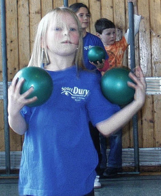 Die jungen Turnerinnen zeigten Gymnastik mit dem Ball.   | Foto: oth