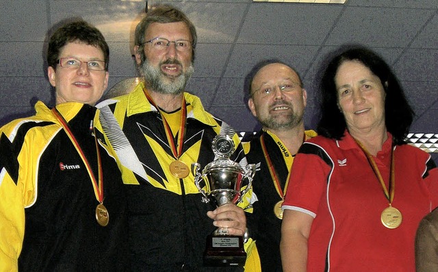 Deutscher Meister im Mixed- Mannschaft...erbert Kern, Gerhard Kern, Isolde Ruf   | Foto: Gerold Baechle