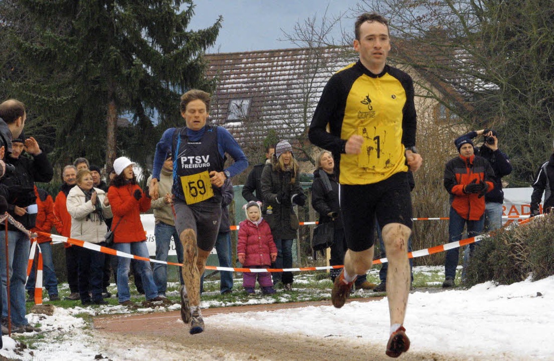 Die Läufer der ersten beiden Teams käm...örster (vorne) und Benedikt Hoffmann.   | Foto: König