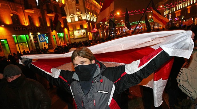 Demonstrant am Sonntagabend  im Zentrum von Minsk   | Foto: dpa