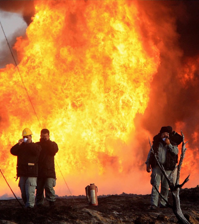 32 Huser wurden zerstrt, Straenzge standen in Flammen.   | Foto: dpa