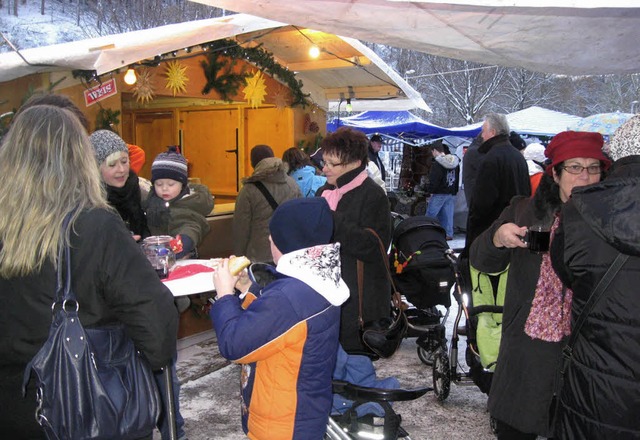 Besucherszene beim  Weihnachtsmarkt  G...f dem Latschariplatzbeim Gutacher Bad.  | Foto: Gnter Bank