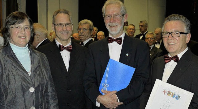 Kornelia Stabenow vom Breisgauer Snge...other und Waldemar Kiesel (von links).  | Foto: Eberhard Wei