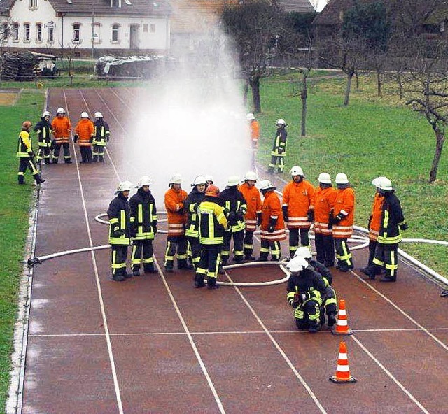 Die Schwanauer Feuerwehrleute beim Training.   | Foto: Privat