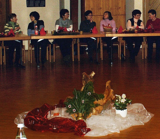 Vorweihnachtliche Stimmung im Pfarrsaa...igten sich von ihrer kreativen Seite.   | Foto: Christine Speckner