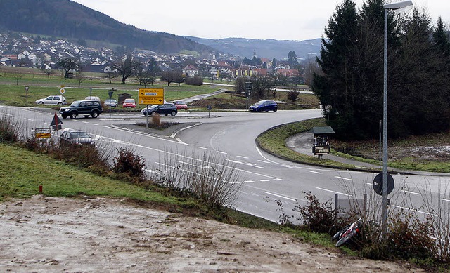 Ein Kreisverkehr am Dreispitz soll es richten und den Verkehr flotter machen.   | Foto: Heidi Fssel