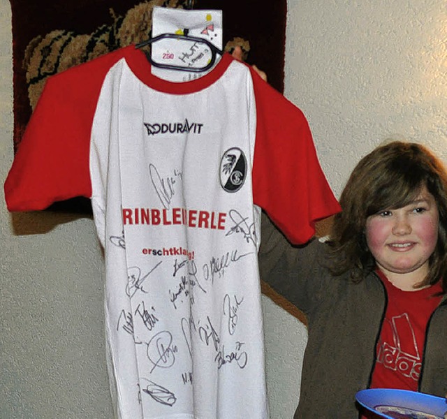 Lea Wrtenberger freute sich ber das Fan-Shirt mit Autogrammen der SC-Spieler.   | Foto: Ute Aschendorf