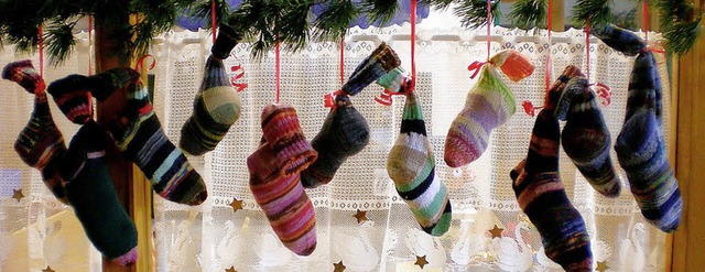 Ungewhnlicher Adventskalender: 24 Soc...dergarten St. Nikolaus gestrickt hat.   | Foto: Privat