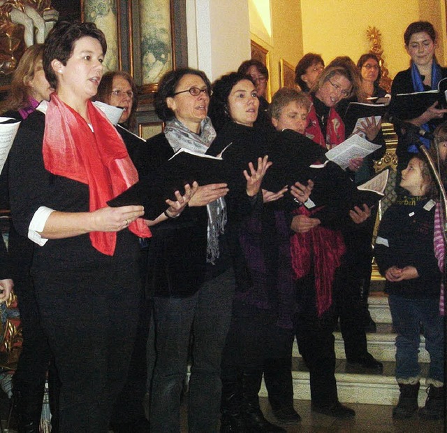 Die Chre  sorgten fr festliche Stimmung in der Pfarrkirche.   | Foto: Rosenthal