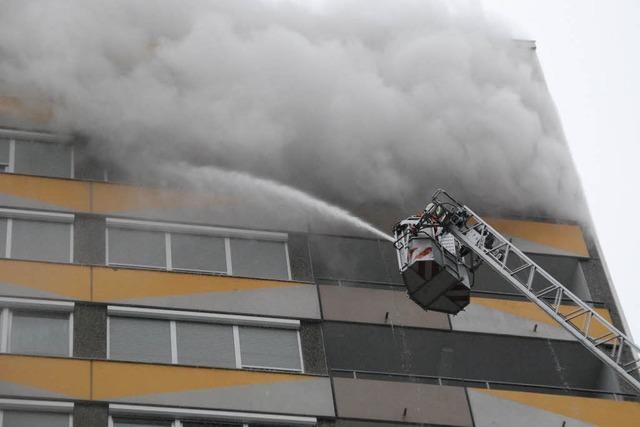 Brand in Hochhaus – Frau schwer verletzt
