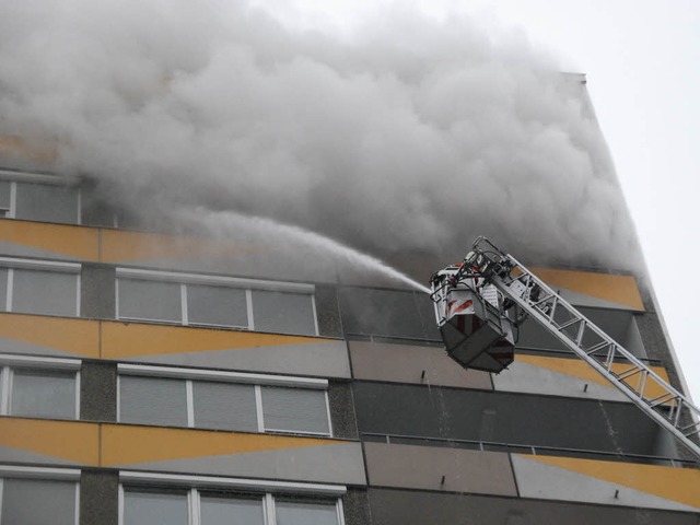 Das Feuer brach in einer Wohnung im 13. Stock aus.  | Foto: Ralf Staub