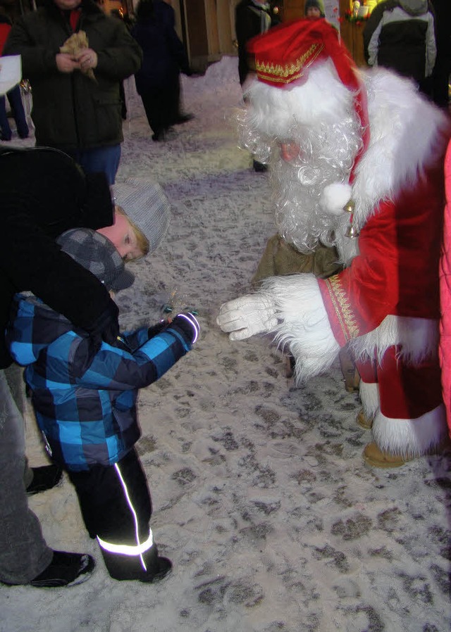 Der Weihnachtsmann ist unterwegs und beschenkt vorwiegend Kinder.   | Foto: Ingrid Arndt