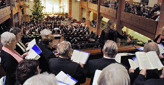 Der evangelische Kirchenchor sang drei Weihnachtslieder.  | Foto: Birgit Lttmann