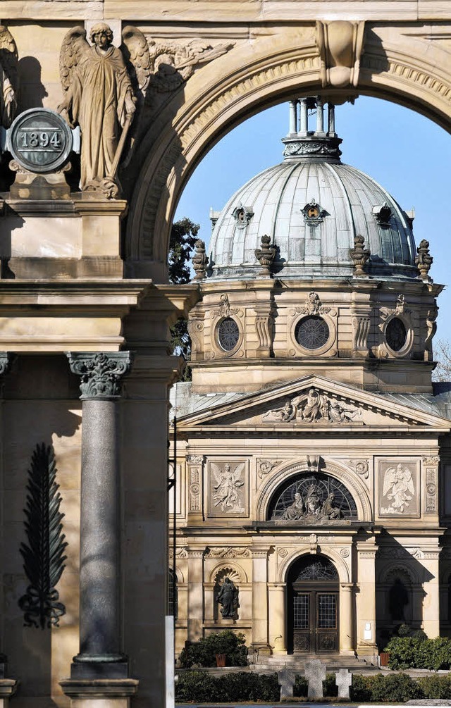 Blick durch das Portal auf die Einsegn...age in telefonischer Rufbereitschaft.   | Foto: Ingo Schneider