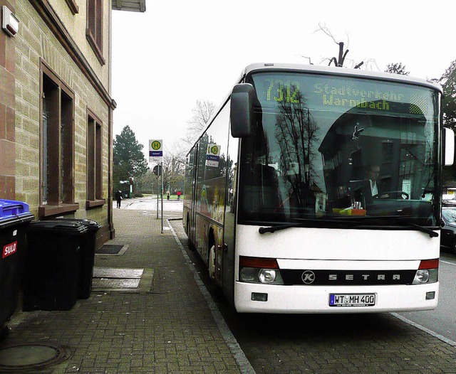 Die Stadtbuslinie Warmbach hat eine ei...haltestelle vor dem Bahnhof bekommen.   | Foto: Danielle Hirschberger