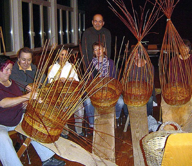 Die Kunst des Korbflechtens vermittelt...Brendlin Interessenten in einem Kurs.   | Foto: Privat