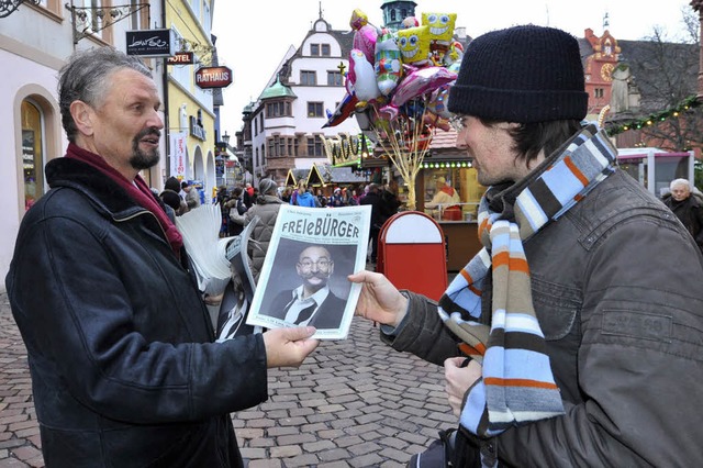 Gernot Erler (links) verkaufte die Fre...n Verein Freie Brger zu untersttzen.  | Foto: michael bamberger