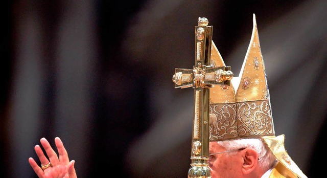 Papst Benedikt XVI. kommt im September 2011 nach Freiburg.  | Foto: dpa