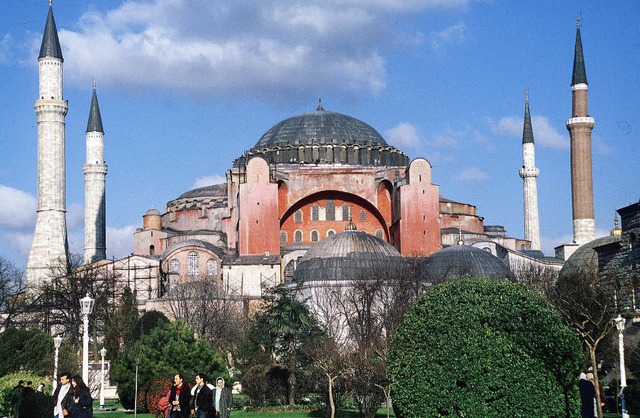 Die Hagia Sophie ist das berhmteste Baudenkmal Istanbuls.  | Foto: dpa/Archiv