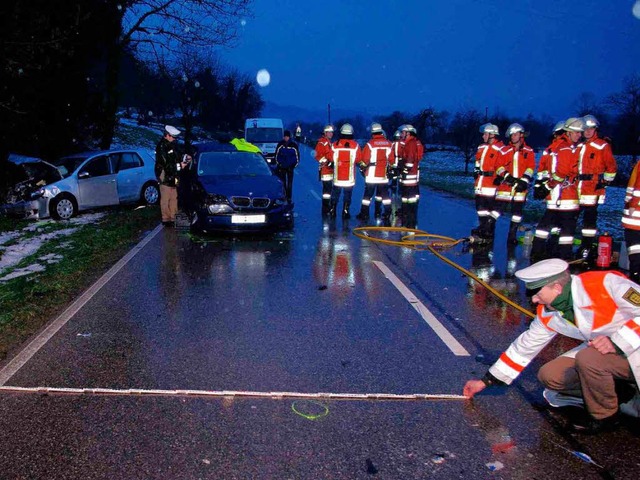Die B34 bei Schwrstadt war wegen des Unfalls komplett gesperrt.  | Foto: Polizei