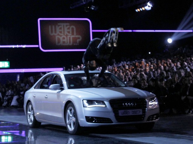 Bei einem Sprungstunt ber Autos verle... &#8222;Wetten, dass..?&#8220; schwer.  | Foto: dpa