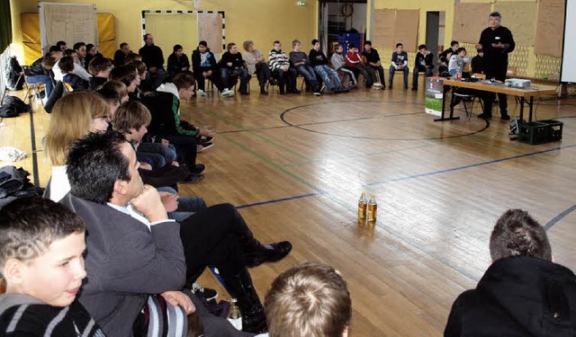 Organisator Udo Wenzl im Gesprch mit Jugendlichen und Gemeinderten.  | Foto: Michael haberer