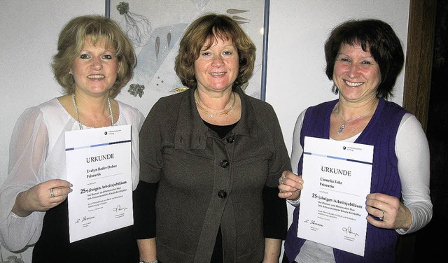 Ursula Kniebhler (Mitte) ehrte langjhrige Mitarbeiterinnen.   | Foto: Privat