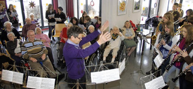 Das Orchester und der Musikzug der Rea...g &#8222;In den Brunnenwiesen&#8220;.   | Foto: Dietmar Noeske