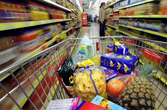 Durch solche Supermarktregale knnten  auch bald die Sldener laufen.     | Foto: dpa