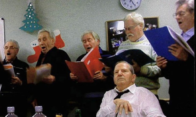 Die Sngerfreunde bei der Weihnachtsfeier der Parkinson-Station.  | Foto: privat