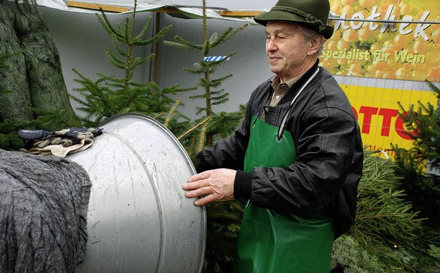 Alfons Gmeiner verkauft seine Weihnach...d  setzt dabei auf seine Stammkunden.   | Foto: G. Siefke