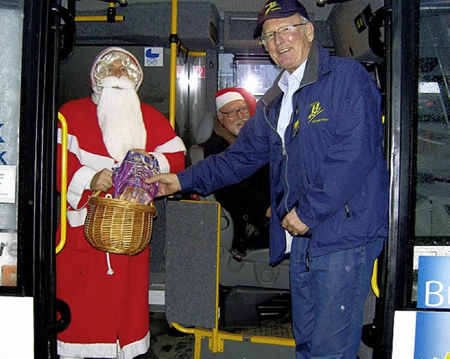 Der Nikolaus im Brgerbus  mit dem Vor...n des Vereins Brgerbus Peter Franken.  | Foto: privat
