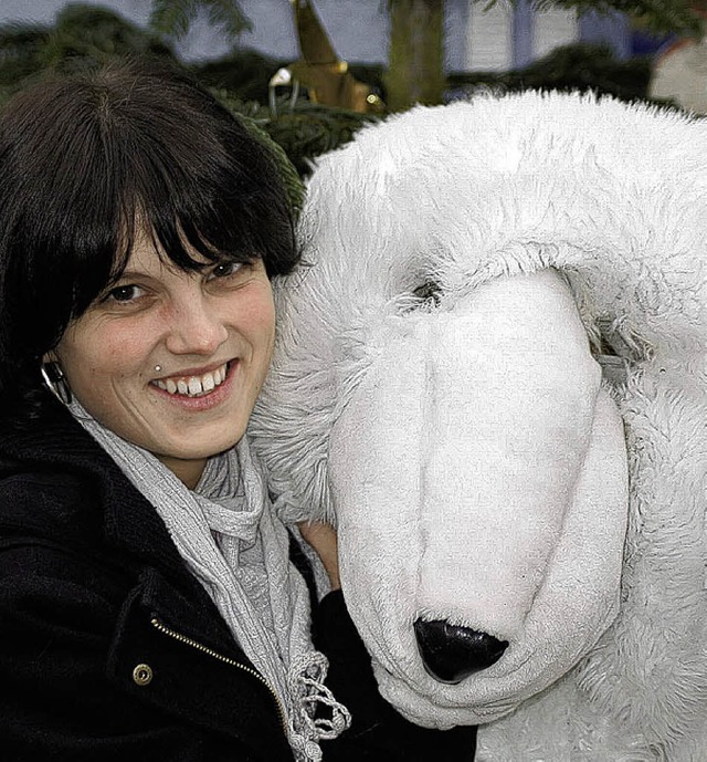 Simone Weisenburger, 27, arbeitet bei ...Lichtblicke in Lahr im Eisbrenkostm.  | Foto: Wolfrum