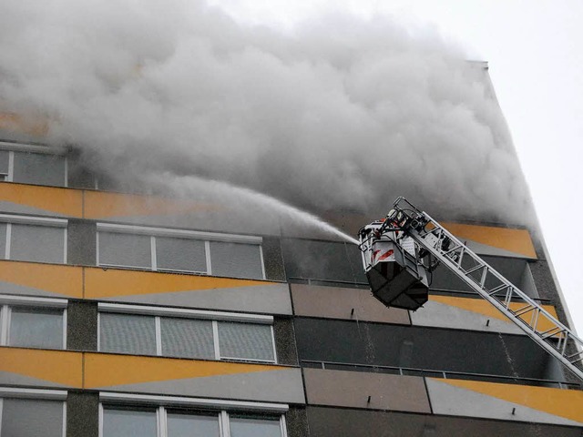 Das Feuer brach in einer Wohnung im 13. Stock aus.  | Foto: Ralf Staub