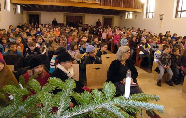 Mehrere hundert Kinder der Martin-Gerb...chtsfeier in der evangelischen Kirche.  | Foto: Martha Weishaar