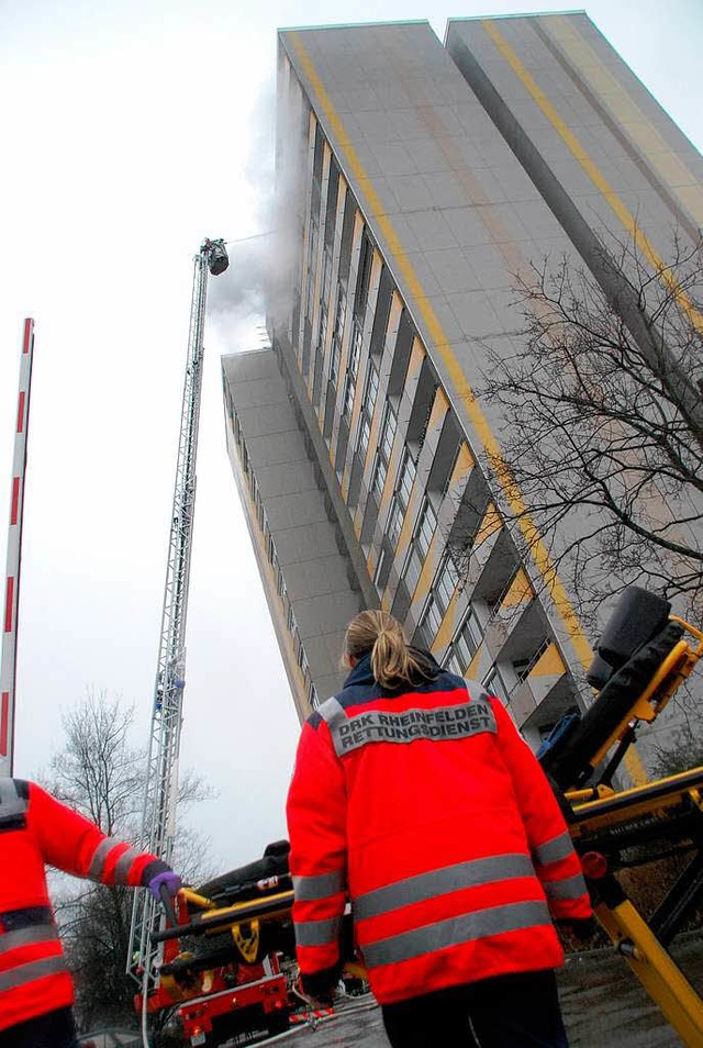 Fr die Feuerwehr war der Einsatz im Hochhaus nicht ganz einfach.  | Foto: Ralf Staub