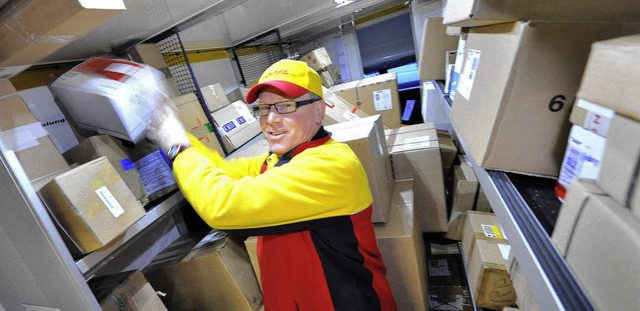 Rudi Braun packt seinen DHL-Transporte...danach zu seiner tglichen Runde auf.   | Foto: Michael Bamberger